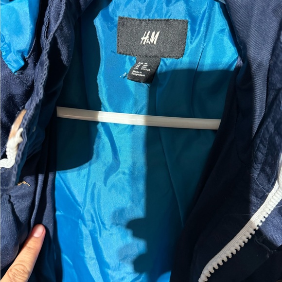 Is this jacket like new, only worn once - Picture 2 of 3